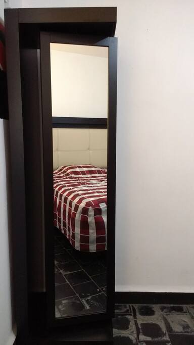 Habitación 1 - Espejo con entrepaños en la parte posterior.