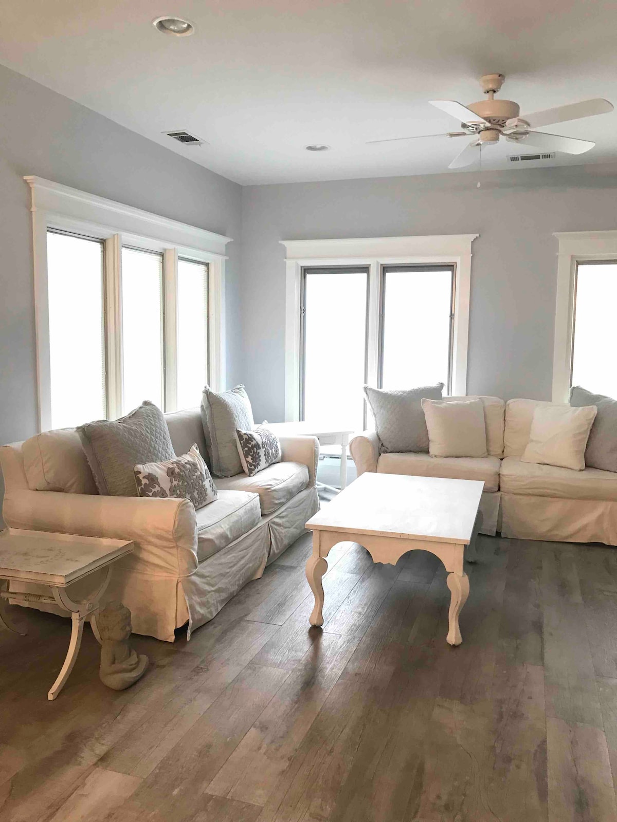 sala de estar con dos sofás.  Uno se convierte en una cama tamaño queen.