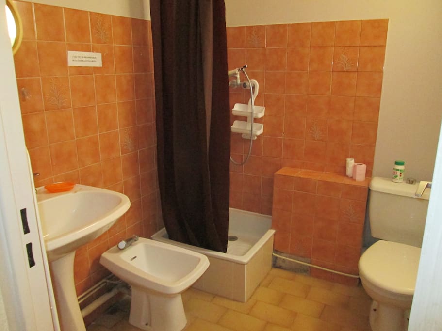 lavabo, douche et WC