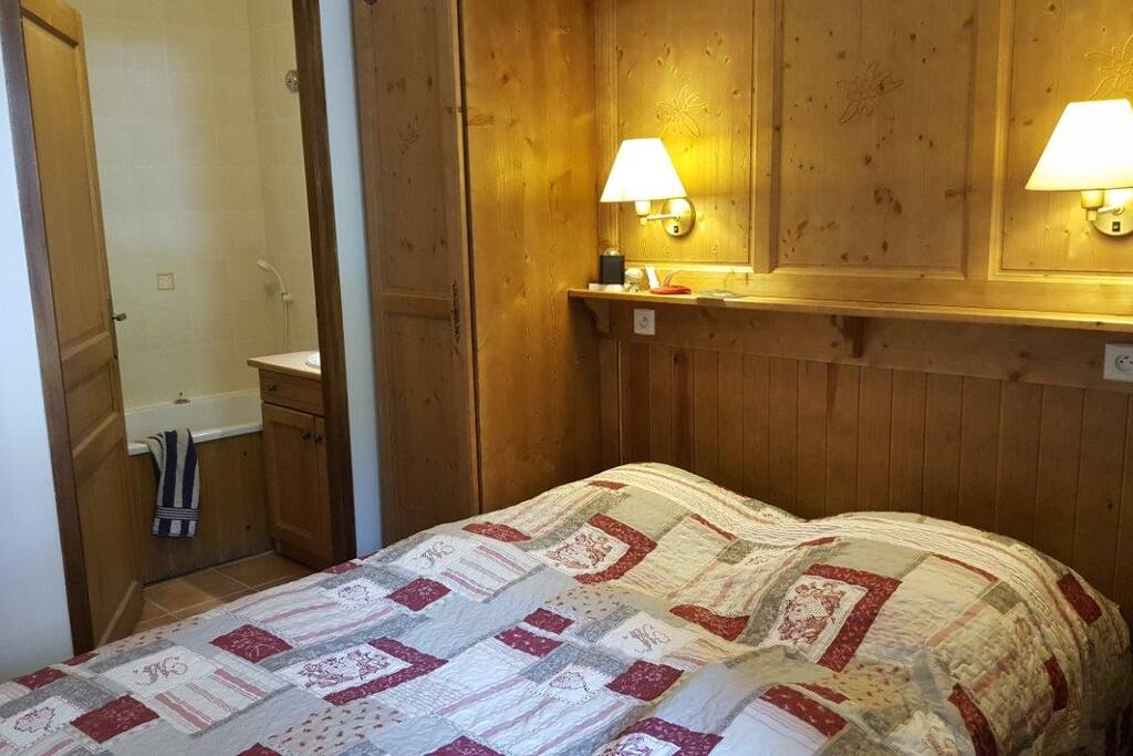 Suite parentale avec baignoire balnéothérapie.