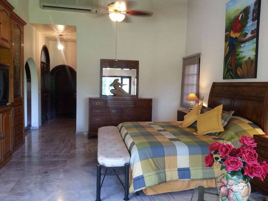 Confortable cama king size.
Comfortable king size bed.