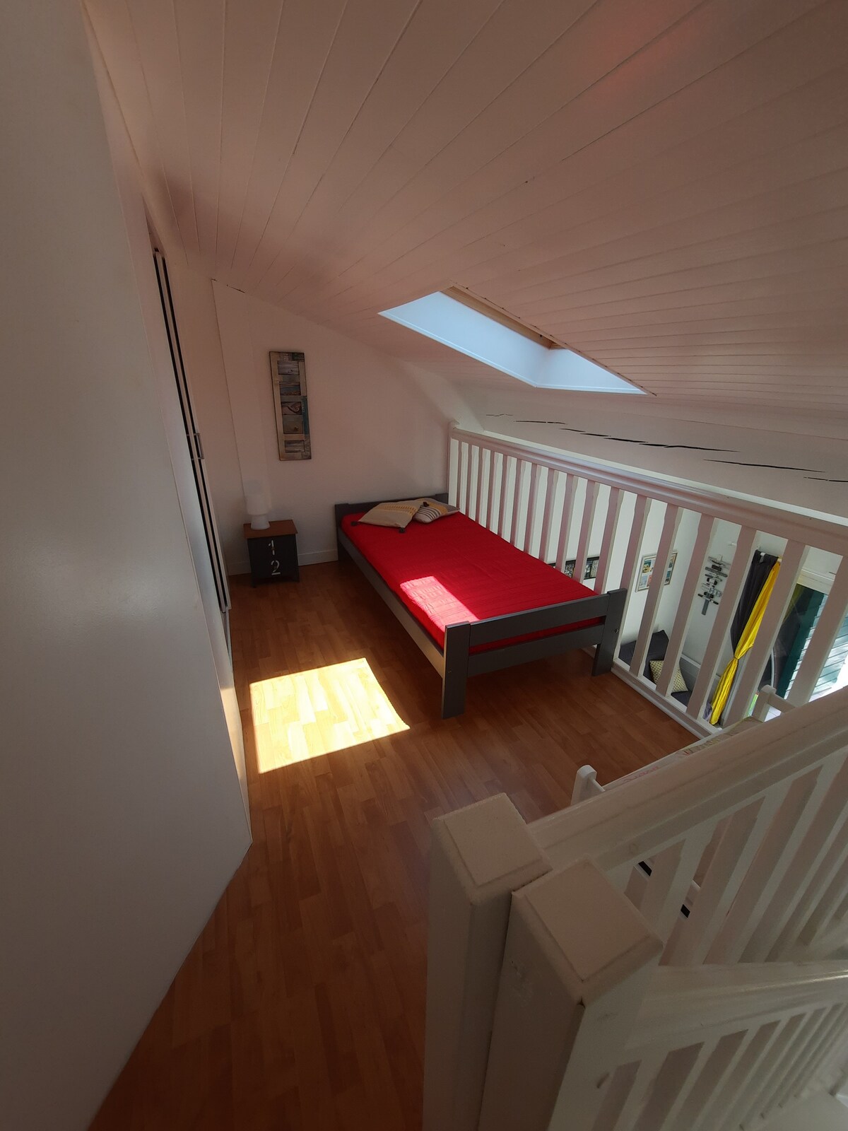 90厘米夹层床， Velux遮光窗帘 