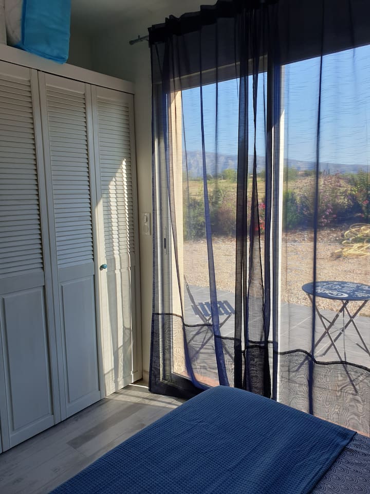 Habitación con ventanal que da al jardín y terraza privada