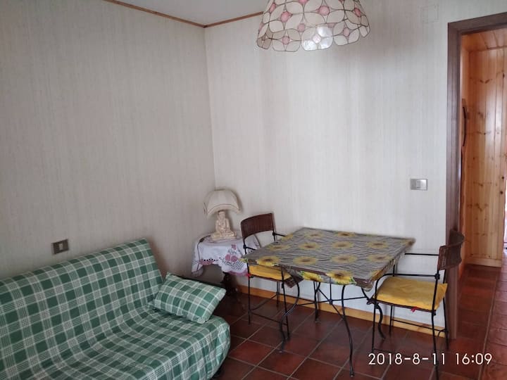 غرفة نوم في الطابق الأرضي بسرير أريكة مزدوج.
يمكن  نقل طاولة القهوة التي تحتوي على كراسي إلى الشرفة إذا كنت ترغب في تناول الطعام في الخارج 