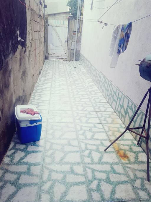 Quintal da Casa com Cooler e Churrasqueira pequena