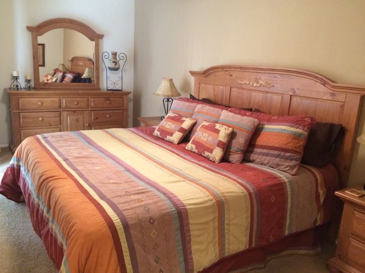 ¡Cama tamaño king! ¡El dormitorio tiene un armario con vestidor enorme!