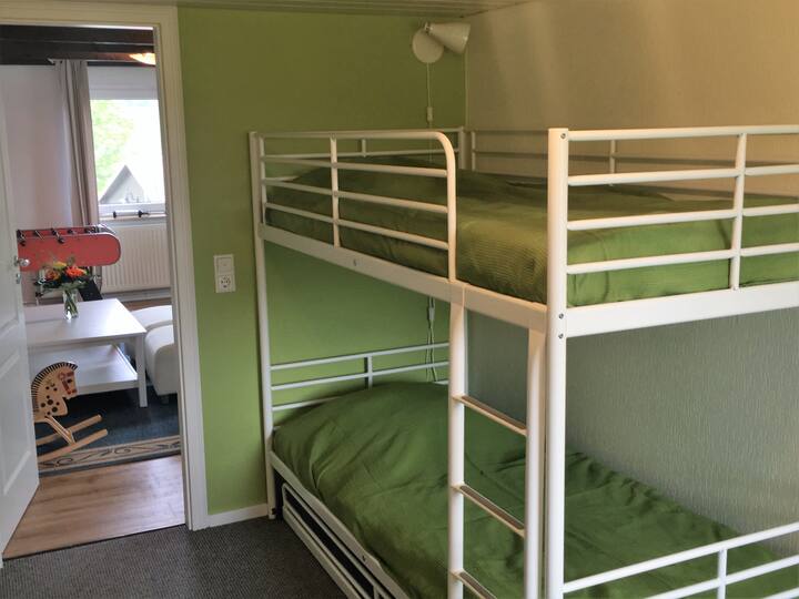 La habitación "verde" tiene capacidad para cuatro personas: debajo de la litera hay otro colchón (con base de listones) oculto.