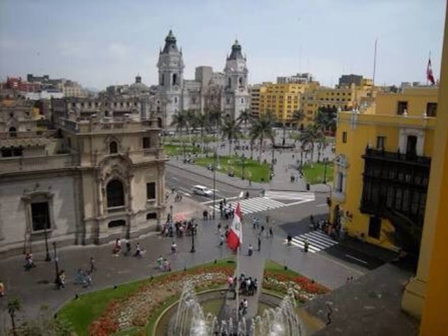 Vista Plaza mayor, catedral de Lima y palacio de gobierno.