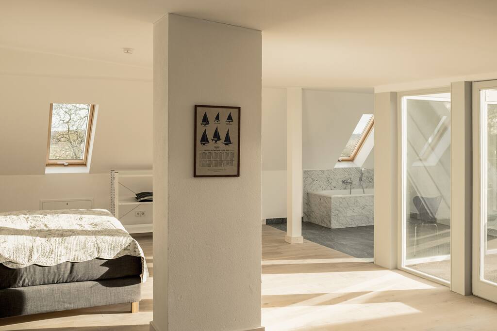 Schlafbereich & Badezimmer