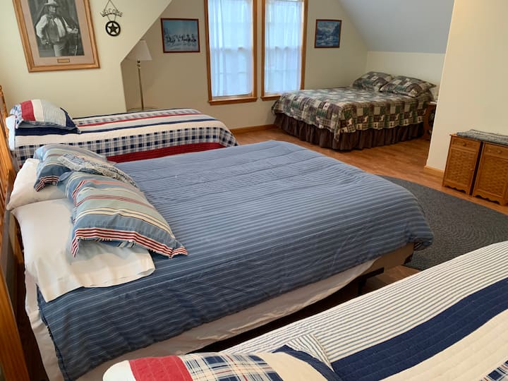 Upstairs bedroom 
2 Queen beds, 2 Twin beds