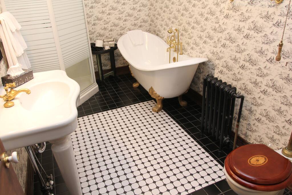 Cabernet Suite bathroom