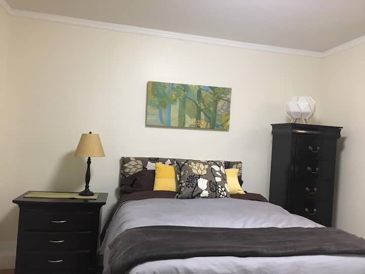 Spálňa č.1 s vlastnou, prepojenou kúpeľňou. Posteľ plnej veľkosti.