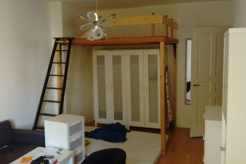 Living- / bedroom with up to 3 mattresses and 1 large air mattress