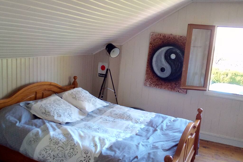 Chambre avec vue sur un jardin
