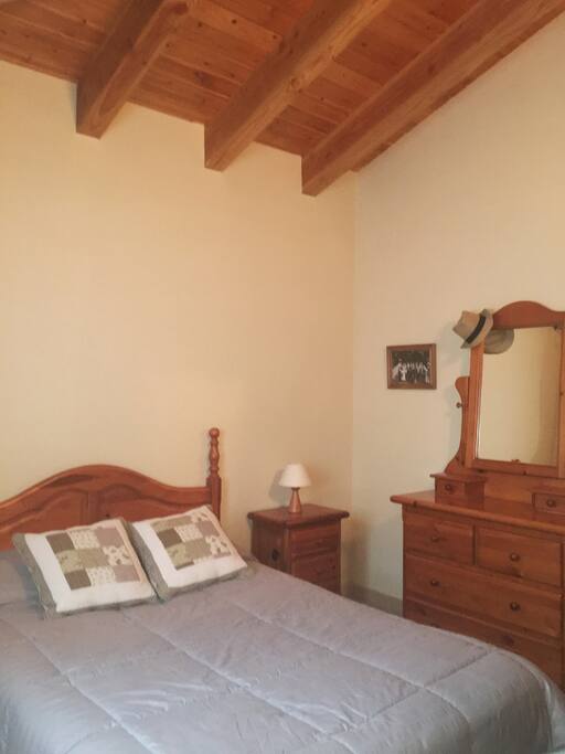 Habitación con mucha luz, cama matrimonial, con armario y cajones para acomodar tus cosas!