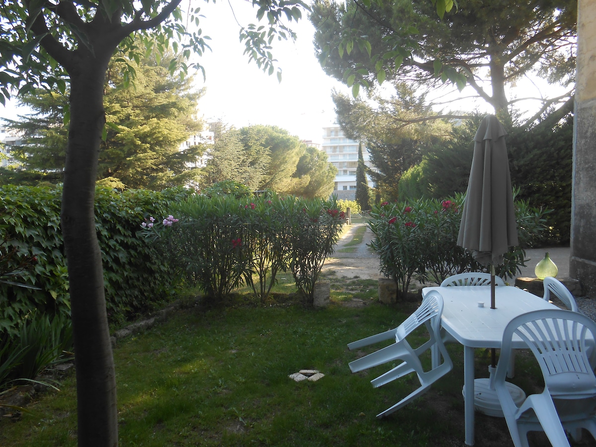 Popular Airbnb listing: Charming cottage in town in 5000 m2 wooded park in Prés D'arènes