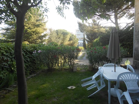 Annonce Airbnb populaire: Charming cottage in town in 5000 m2 wooded park à Prés D'arènes