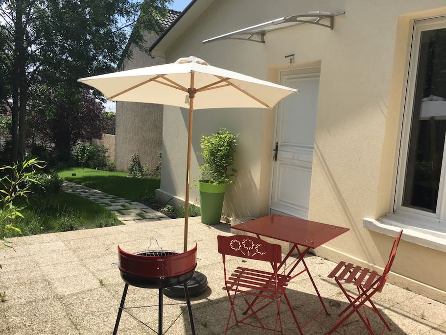 La terrasse, table, chaise, parasol et barbecue