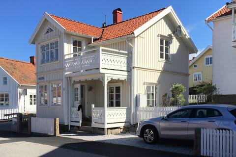Bohuslän fisherman's cottage in the center of old Hunnebostrand