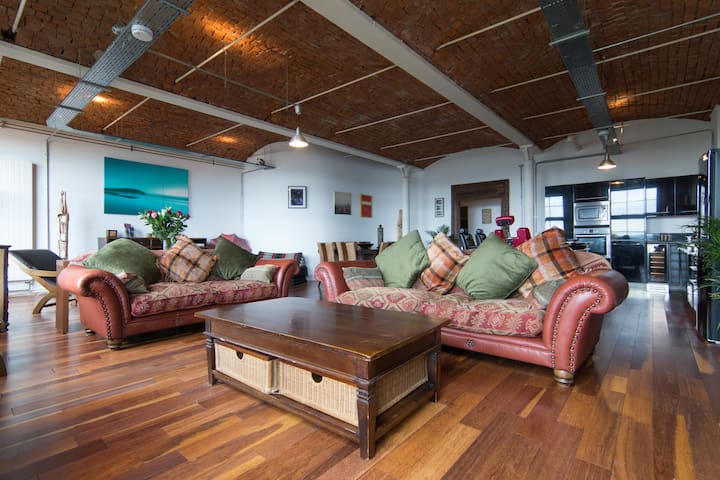 Luxury Loft Apartment by the River Clyde