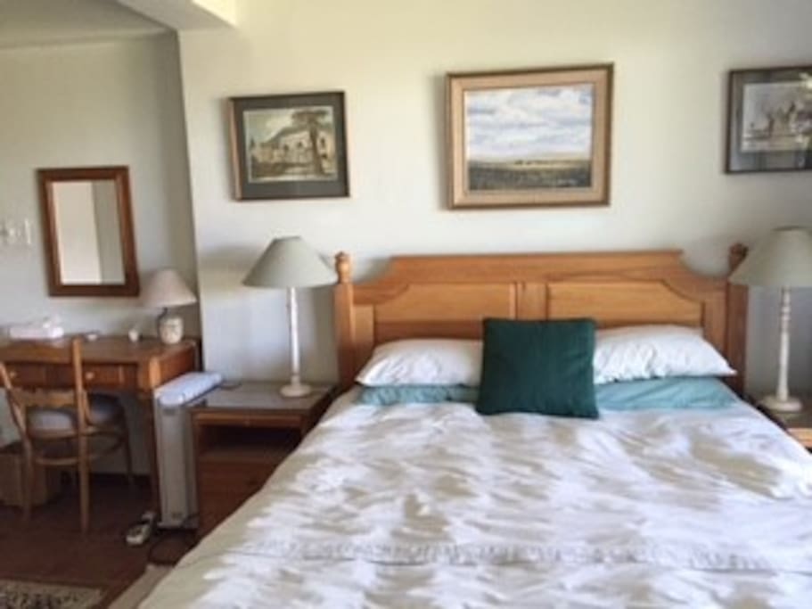 Main bedroom with bathroom en suite