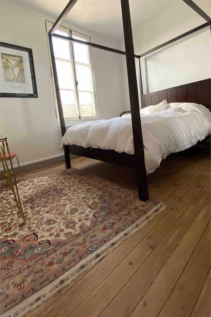 Chumba cha kulala cha mfalme kilicho na kitanda chenye ukubwa wa pembe nne, godoro la vi-spring na mashuka ya mianzi ya 100%