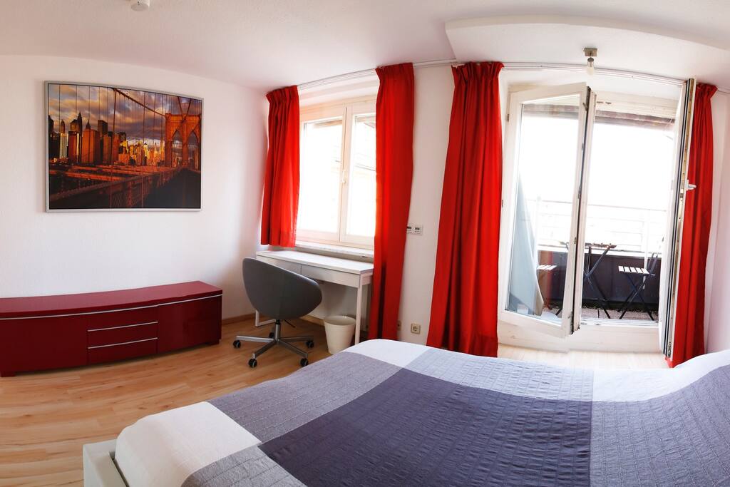 Schlafzimmer mit Balkon zum Marktplatz