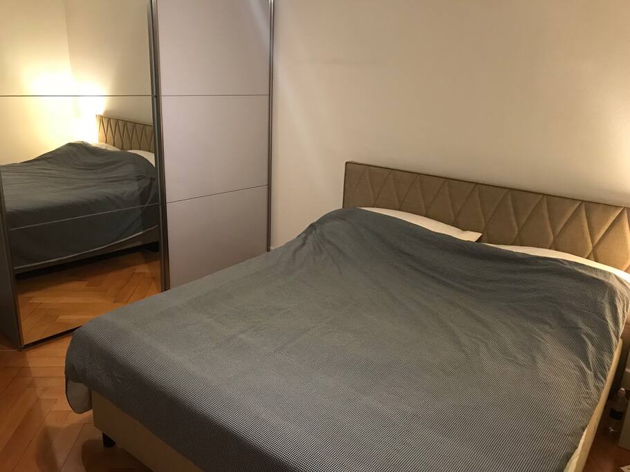 Bedroom with 1.80x2m Boxspring bed