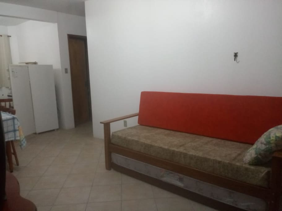 Sala com sofá-cama.