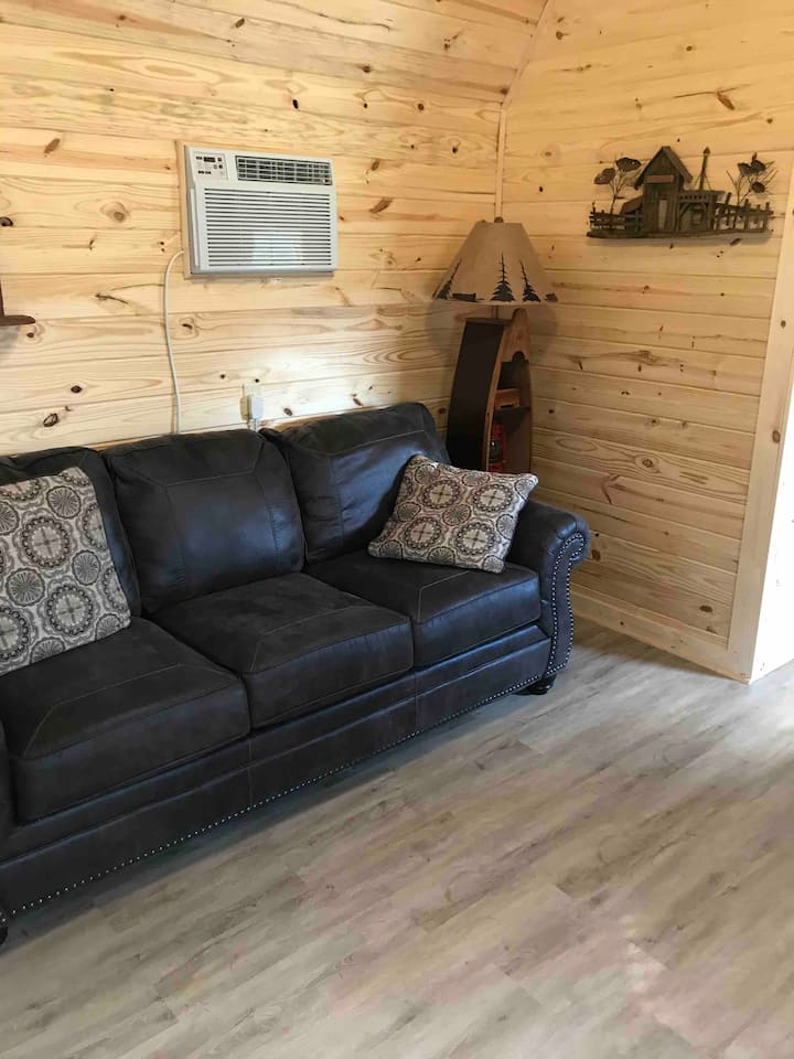 Bearfoot Cabin - Hooks, TX