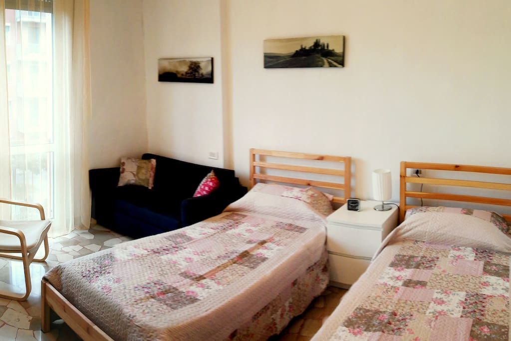 Camera Letto 1 con 2 letti comodi, rete a doghe e materassi ortopedici anallergici, divano letto che può essere usato come letto bimbi o aprirlo per adulto