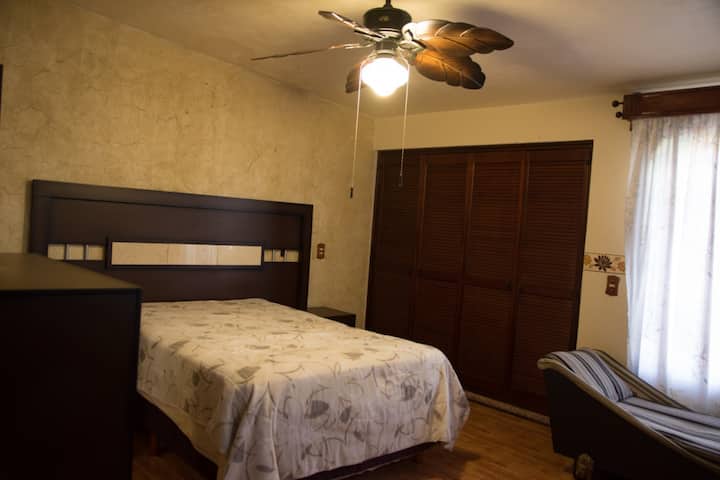 Საძინებელი 1. ორადგილიანი საწოლი. Ტელევიზორი. ფართო კარადა. კომოდი და სარკე. Დიახ, კომფორტული ბალიშები გაქვთ. 