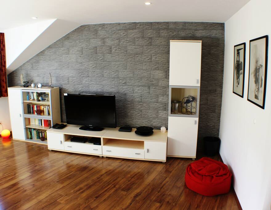 Mansarden-Romantik im Wohnzimmer: hell, modern, komfortabel.