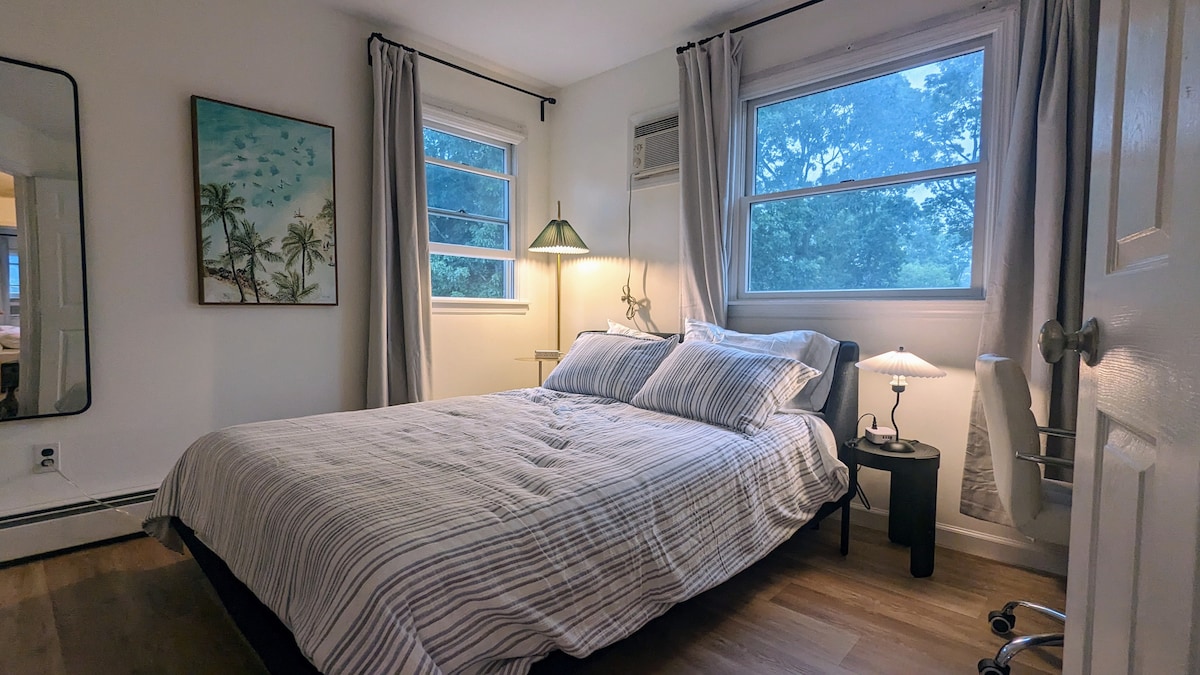 Bedroom 1 - queen bed