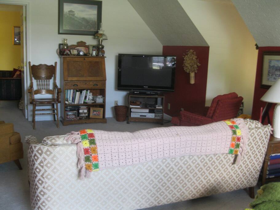 UPSTAIRS SITTING AREA