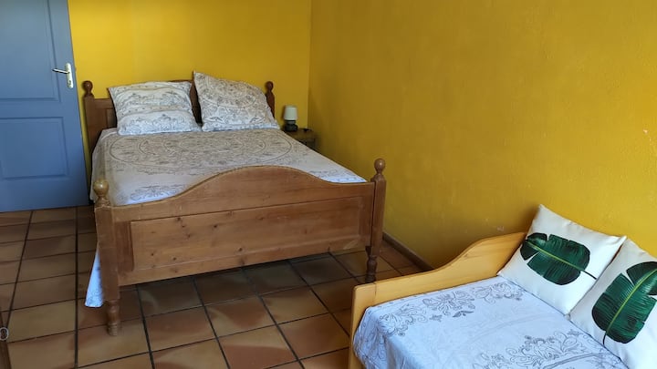 An Tan Lontan ห้องเตียงใหญ่นอนได้ 4 คนเฟอร์นิเจอร์ไม้โบราณห้องนอน 2