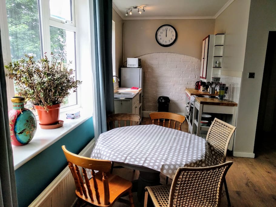 Spacious dining area and kitchen