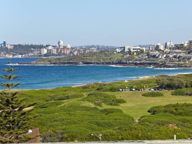 Huge Modern Beach House Nth Curl Curl Beach Views gallery image 2