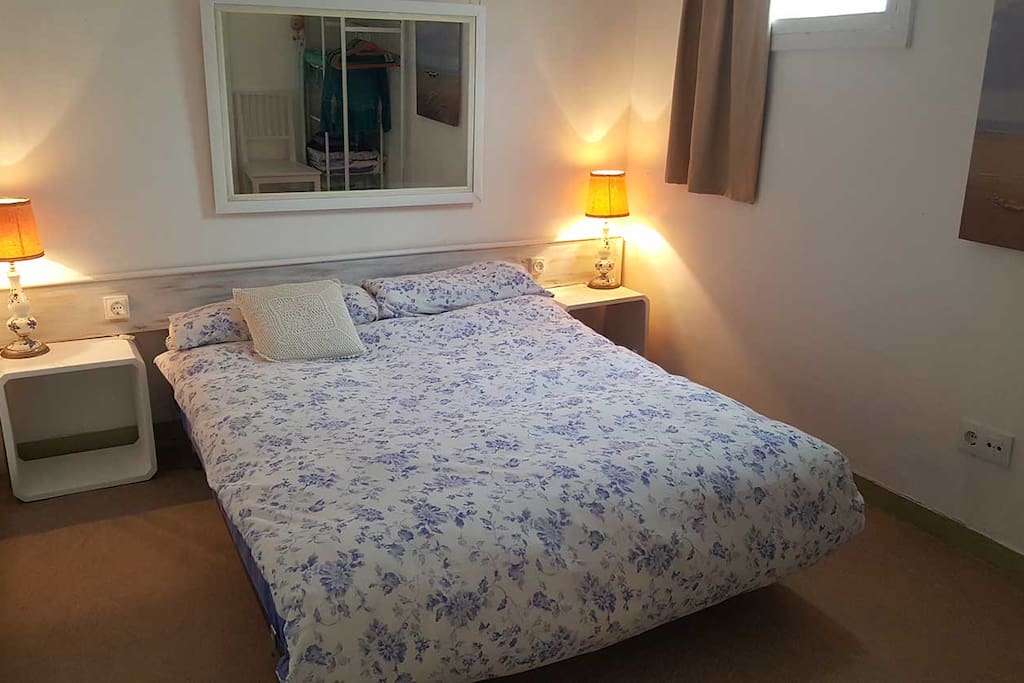 La habitación azul es más pequeña, pero se duerme fenomenal en ella. Mi preferida sin lugar a dudas. Tiene un armario abierto. Tendré que hacer más fotos para que se vea bien, aunque se ve un poco en el espejo :-)))