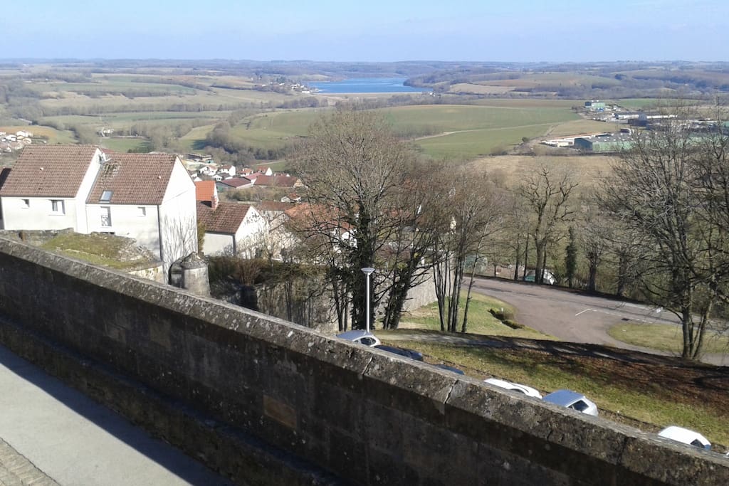 Depuis la fenêtre de la chambre. Vue panoramique à gauche