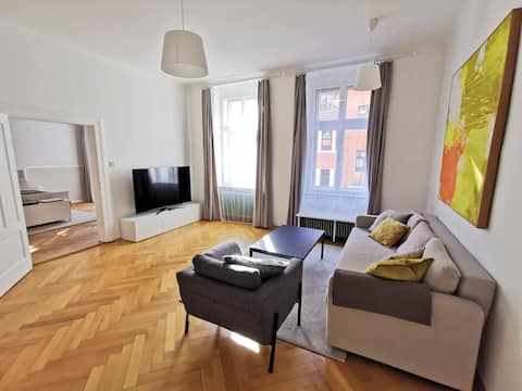 Successful Airbnb property: Spacious 4-room old building apartment in Innsbruck in Wilten