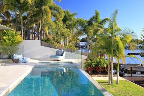The Peninsula - spacious waterfront & heated Spa