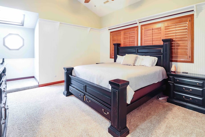 Na poschodí: hlavná spálňa s manželskou posteľou California King a kúpeľňou. Záhradná hydromasážna vaňa a samostatná sprcha. 