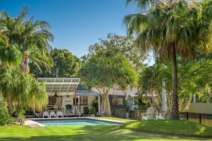 me and john. 5 bedrooms with pool and spa gallery image 3