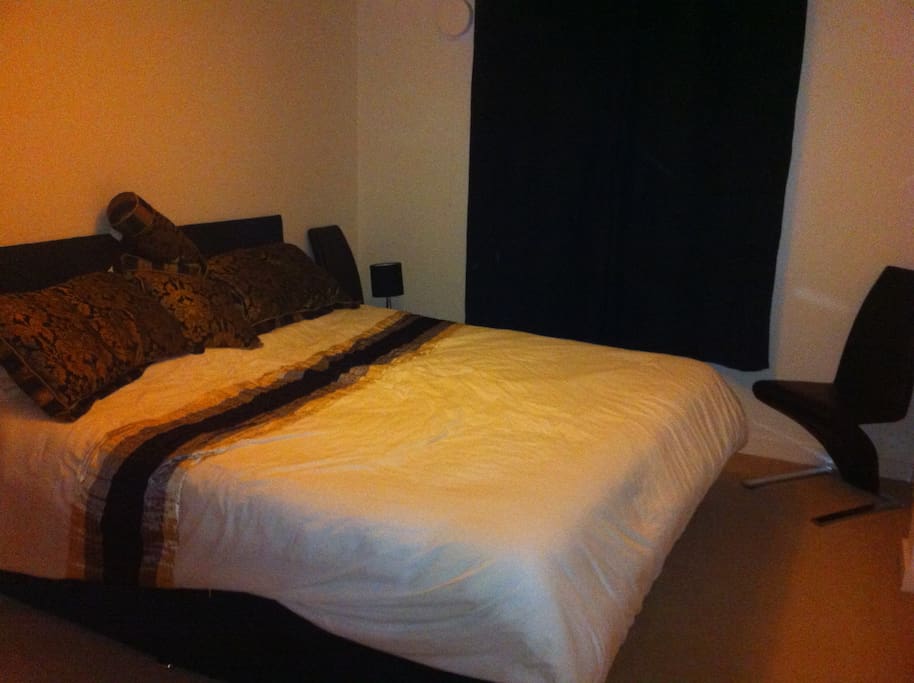 Bedroom with view over London