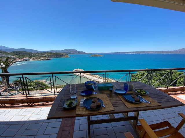 Luxury Seaview Apartment, 1min walk from beach!