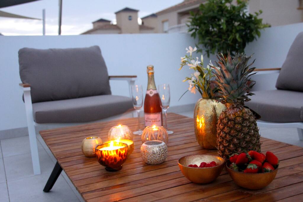 lounge dakterras met tafel en 3 sofa's