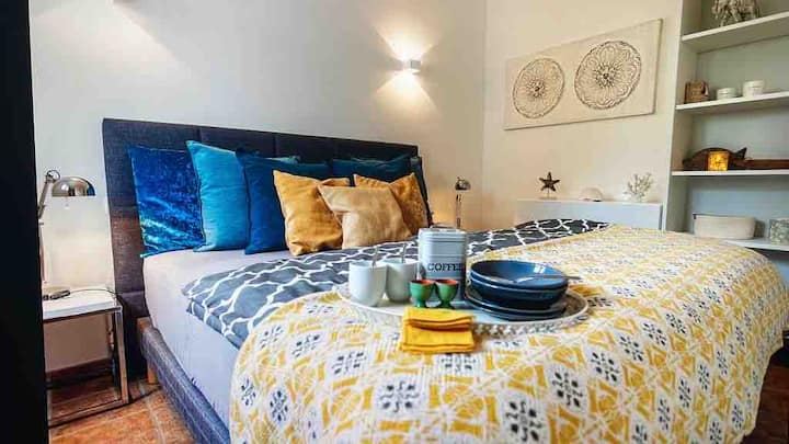 Chambre 1er étage ,avec lit boxspring de haute qualité1,80x 2m, climatisation,fenêtre avec stores à mouches et persianers.Helles et conviviales .Bad/WC :douche juste en face.