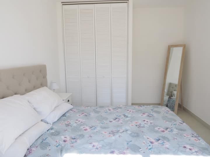 ห้องนอน #1 พร้อมเตียงขนาดคิงไซส์ในเกสต์เฮ้าส์/Chambre #1 avec lit 160cm, dans la dépendance 