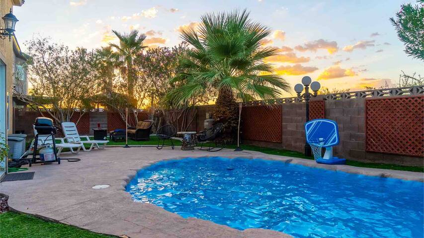 Spacious Classic Vegas Home – 15 Mins From Strip
